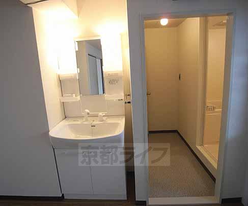 洗面設備　洗面台あり。お部屋によって洗面台の種類ｆが異なります。