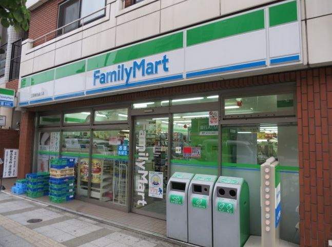 コンビニ　ファミリーマート三田桜田通り店（コンビニ）まで132m