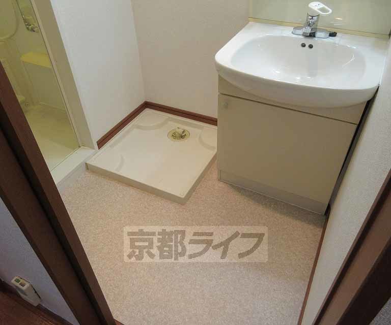 洗面設備　脱衣所もゆとり有りです。