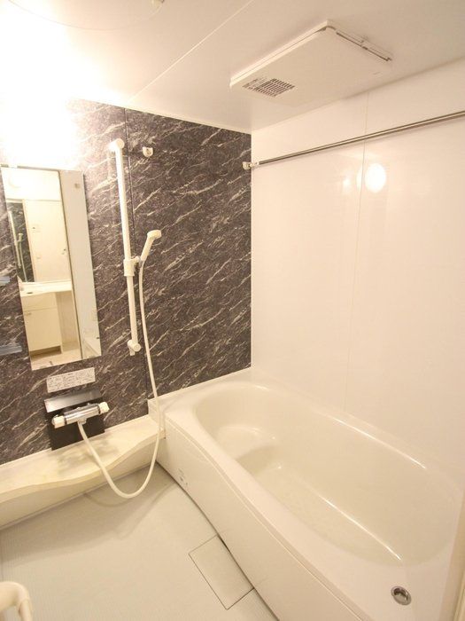 バス・シャワールーム　☆自慢の１坪サイズ浴槽☆