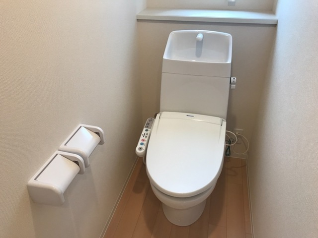 トイレ　温水洗浄暖房便座。