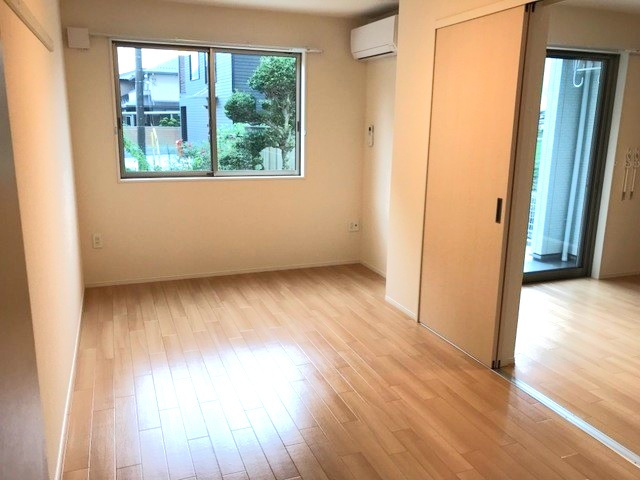 その他部屋・スペース　洋室。引き戸を開けて広く使うのもいいですね。