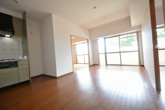 居室・リビング　南向きで陽当り良好なリビング！