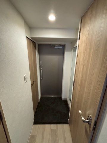 玄関　同物件別部屋写真