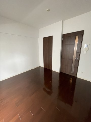 居室・リビング　(参考)同マンション別間取り他部屋の写真（間取り図が正）