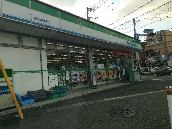 コンビニ　ファミリーマート小浦横浜富岡東店（コンビニ）まで214m