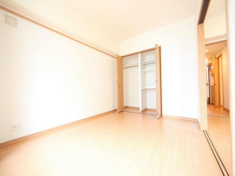 その他　洋室6.8帖　クローゼット付（収納充実しています）