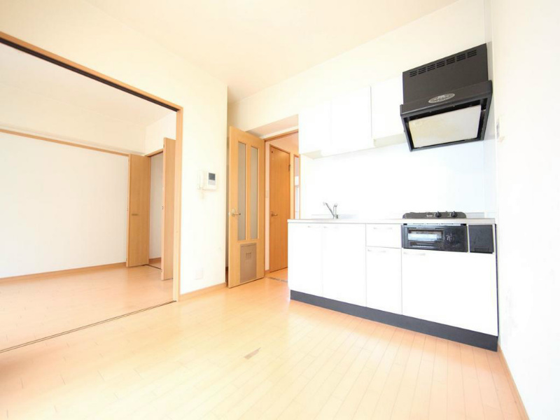 居室・リビング　ＤＫ6帖　洋室6.8帖とつなげても仕切っても使えます