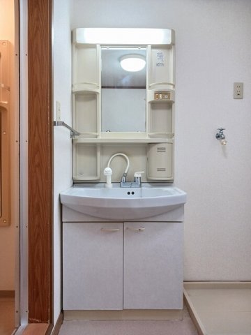 洗面設備　ゆったりとスペースのある洗面所