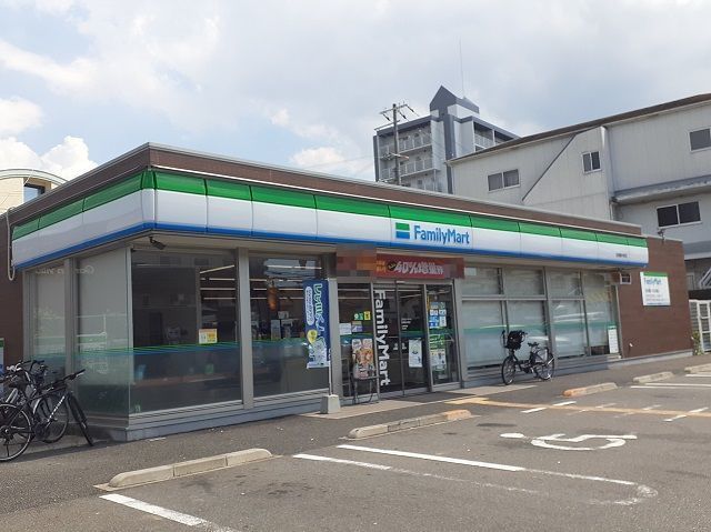 コンビニ　ファミリーマート様（コンビニ）まで450m