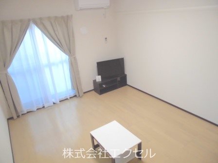 居室・リビング　エアコン付きです。