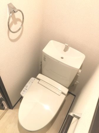トイレ　温水洗浄便座です。