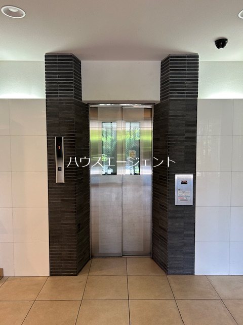 ロビー　エレベーターです。