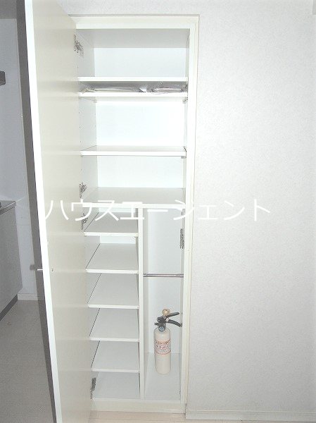 玄関　さてどんなお部屋か気になりますね。※参考画像