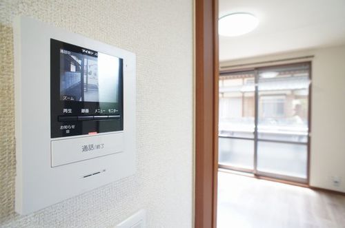 セキュリティ　イメージ。カラーモニター付ドアホン♪録画機能付き