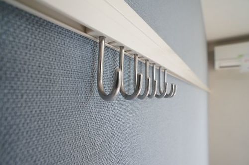その他設備　イメージ。画鋲や釘を使わずに、物かけに大変便利な化粧幕板♪