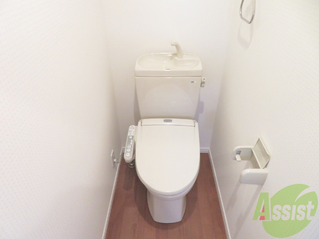 トイレ　ウォシュレット機能がついたトイレです。安心して使用できますね