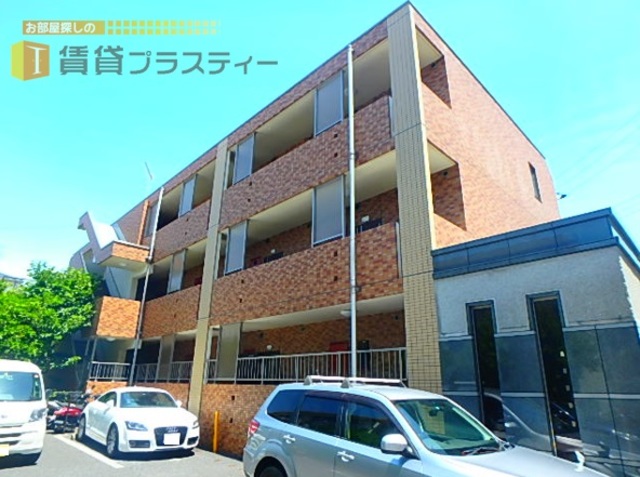 建物外観　駅までまっすぐ。帰り道にお店沢山