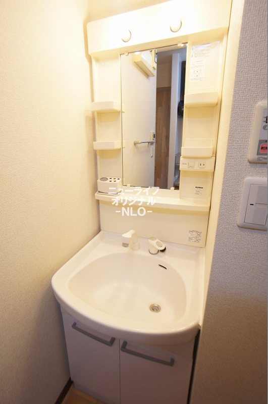 洗面設備　シャワー付き洗面台で朝の支度も楽にできます☆