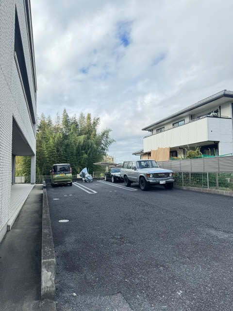 ロビー　建物北駐車場