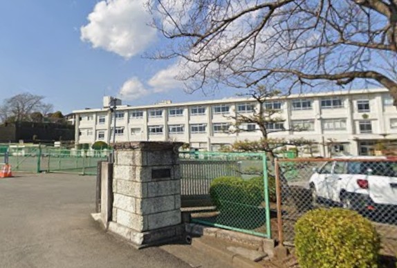 中学校　伊勢原市立成瀬中学校（中学校）まで326m