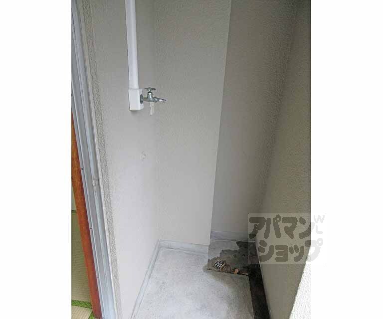 バルコニー　バルコニーに洗濯機置き場です