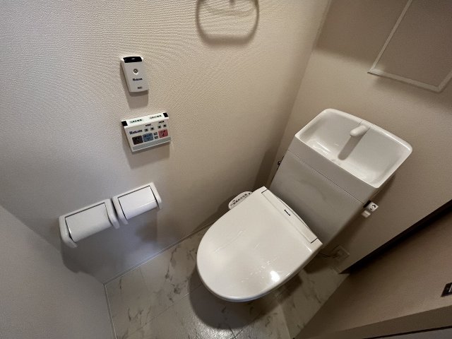 トイレ　温水洗浄便座付きのトイレです♪