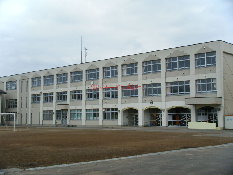 小学校　函館市立亀田小学校（小学校）まで909m