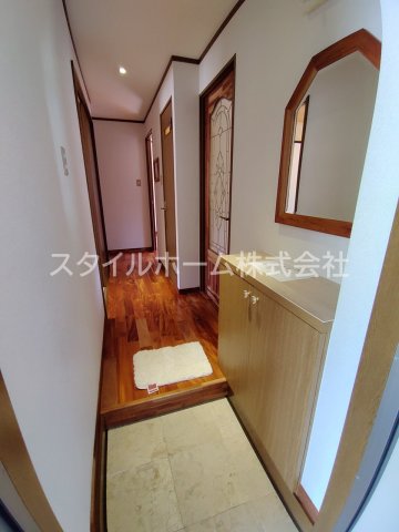 玄関　別部屋写真です。