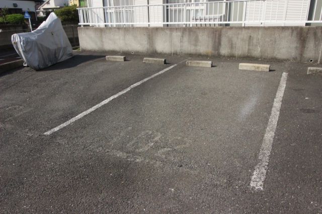 駐車場　駐車スペースに停められるかお客様の目で必ずご確認ください。