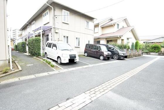 駐車場　敷地内駐車場、別途契約月額４，４００円（税込）