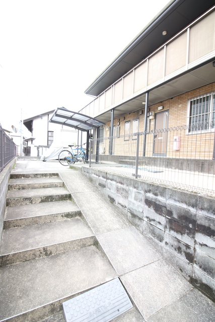 エントランス　前面の公道から数段あげて建てられています
