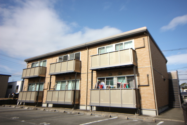 建物外観　２階建てのアパート。バルコニーは南向きです！