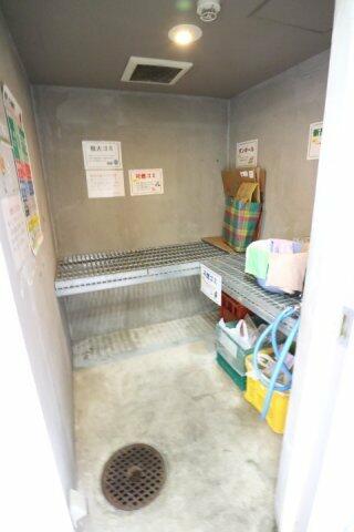 駐車場　ゴミ置き場