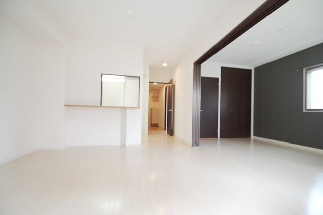 居室・リビング　★白を基調とした綺麗なお部屋です★