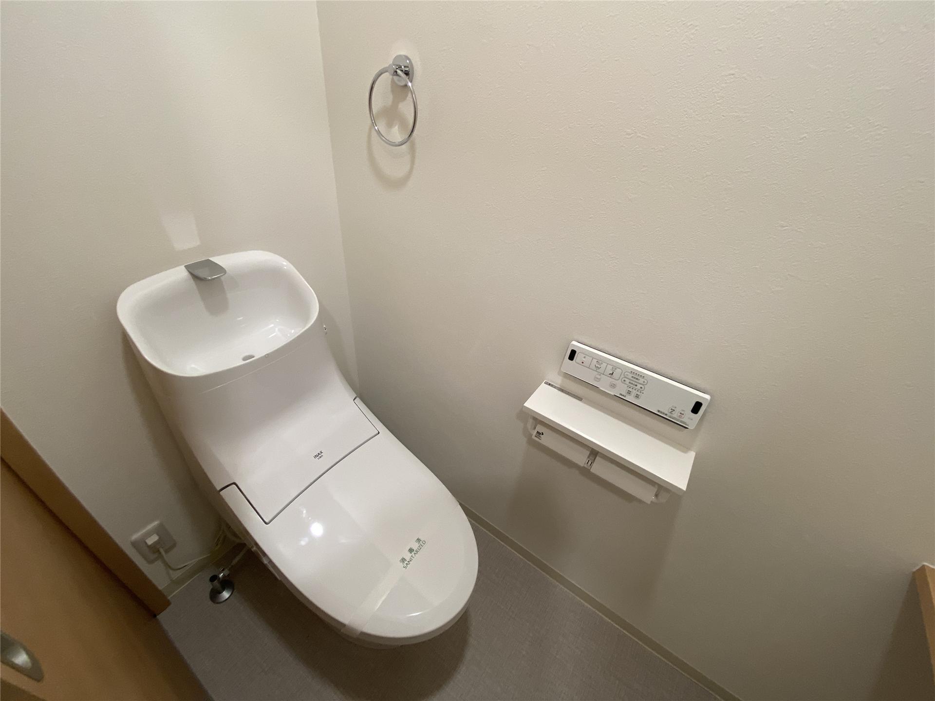 トイレ　小物が置けるトイレットペーパーホルダーが便利です