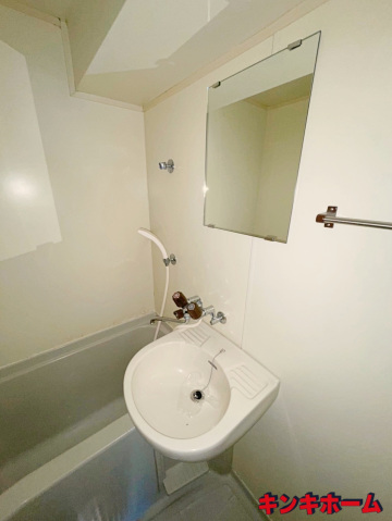 洗面設備　写真は別のお部屋のものでございます
