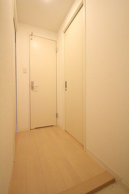 玄関　同物件別号室の写真です。