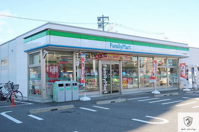 コンビニ　ファミリーマート（コンビニ）まで500m