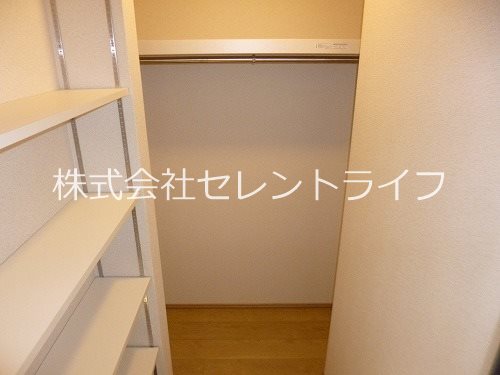 収納　ウォークインクローゼット内部