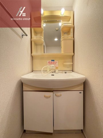 洗面設備　独立洗面台あり、毎朝おしゃれに忙しい女性の方におすすめです