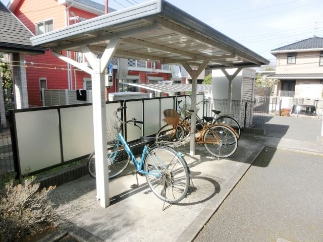 その他共有部分　屋根付きの駐輪場です