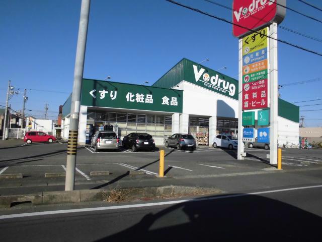 ドラックストア　V・drug江南店（ドラッグストア）まで604m