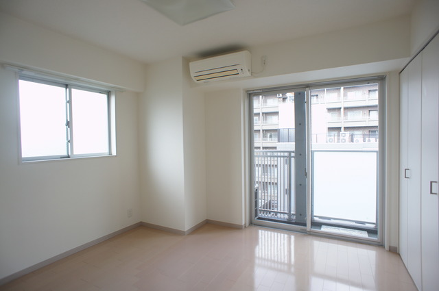 居室・リビング　２面採光なので、明るく風通しのよい過ごしやすいお部屋です♪