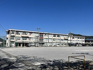 小学校　岐阜市立岩小学校（小学校）まで432m