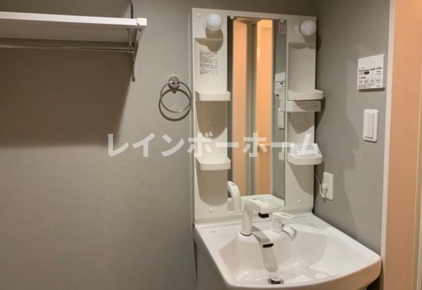 洗面設備　明るい洗面所です