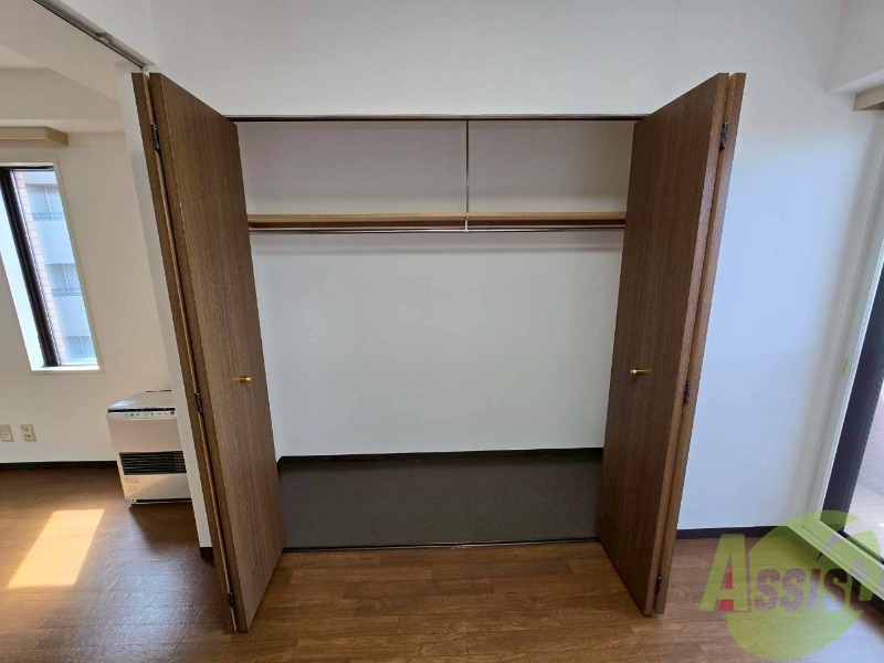 収納　クローゼットは奥行きもあり、荷物が多い方でも安心です。