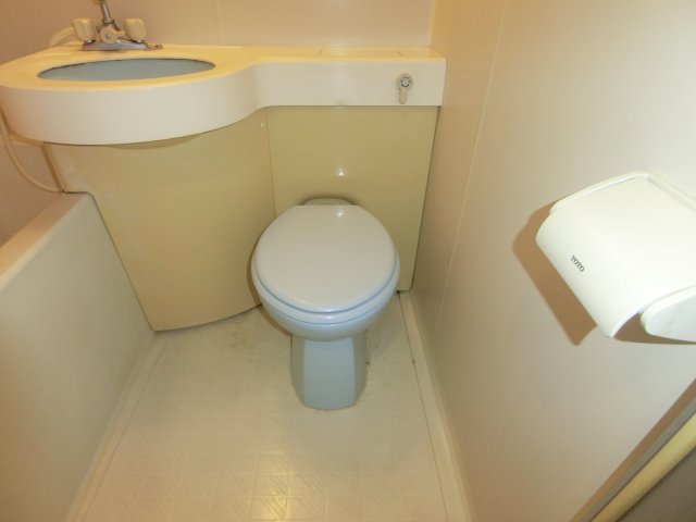 トイレ　他のお部屋の参考写真となります。