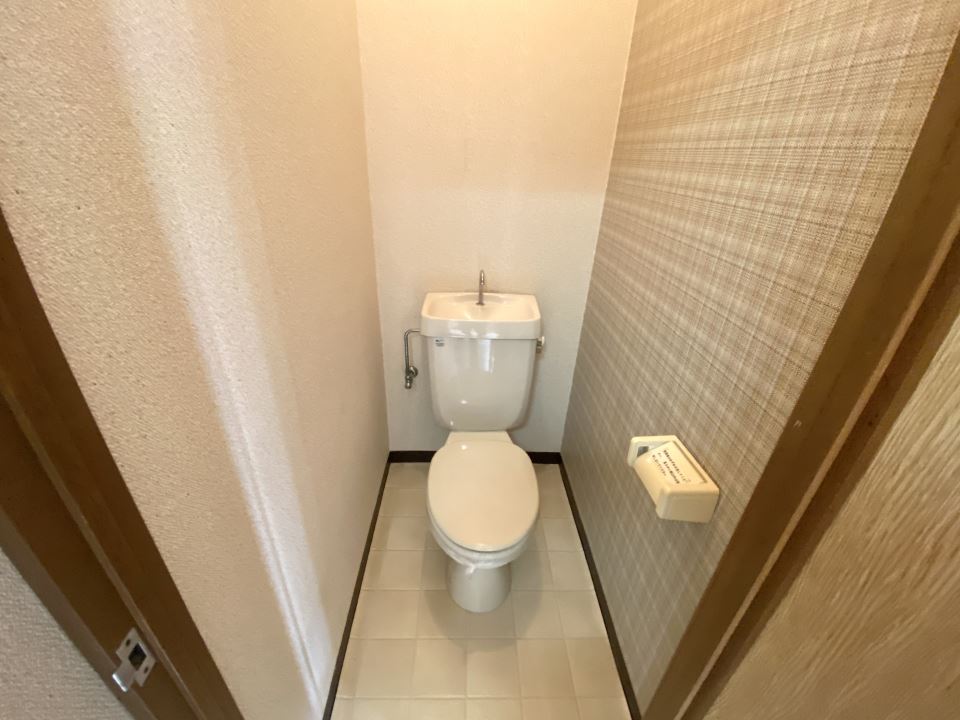 トイレ　奥行きがあるので閉塞感がありません