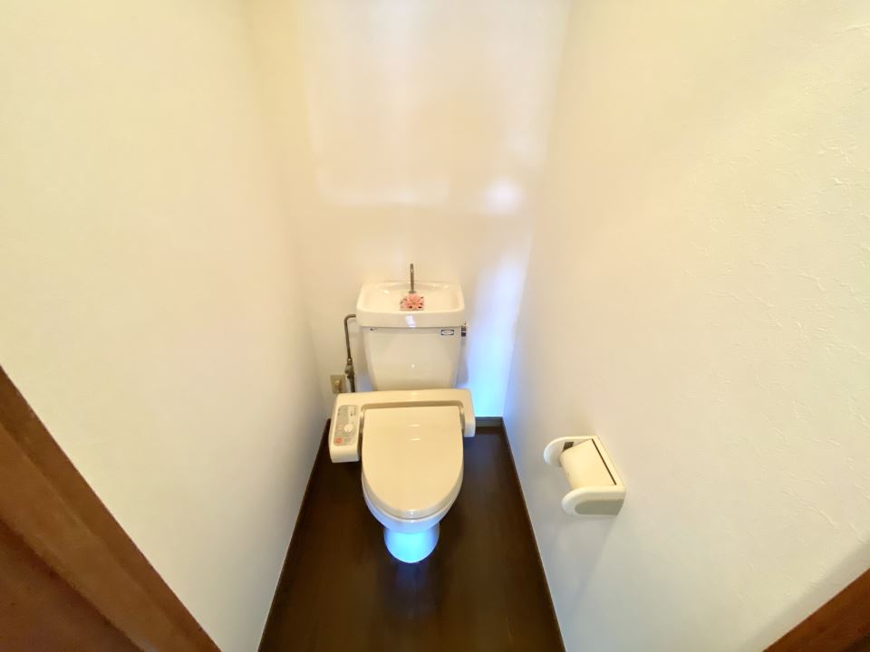 トイレ　温水洗浄便座付きです